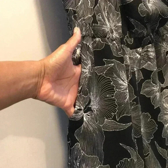 Loft Outlet Abstract Floral Black White Sleeveless Romper Size LP - Picture 5 of 7